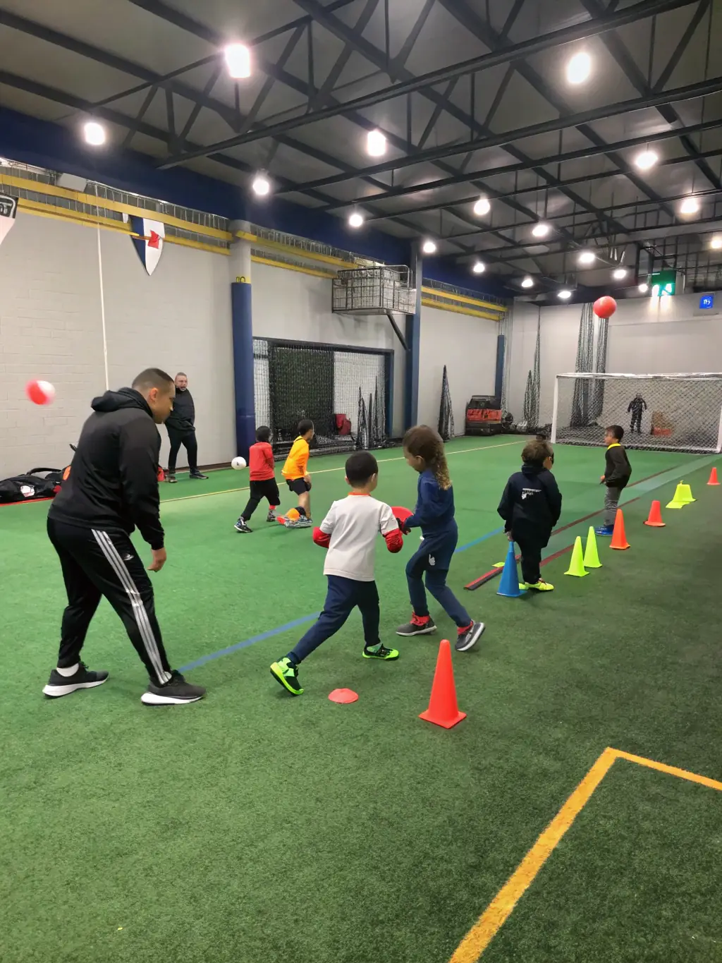 An image of athletes of different ages and abilities training together at EPIS CENTRE ATHLETISME, highlighting the inclusive nature of the programs.